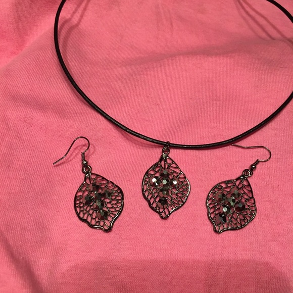 Gorgeous set necklace & earrings light weight NWT - Picture 8 of 8